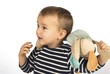 enfant et son doudou