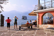 Foto: Anziani attendono il traghetto Anziani attendono il traghetto