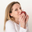 Foto: Frau freut sich über den Apfel Frau freut sich über den Apfel