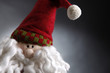 Santa Claus  giocattolo dettaglio viso con sfondo grigio