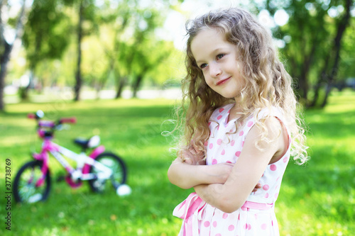 Foto: Little girl in summer park Little girl in summer park