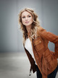 Foto: Portrait of beautiful blond woman with leather jacket Portrait of beautiful blond woman with leather jacket