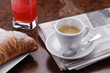Caffè caldo con croissant, succo di frutta e giornale Caffè caldo con croissant, succo di frutta e giornale
