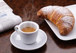 Caffè fumante con croissant e giornale Caffè fumante con croissant e giornale