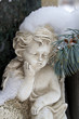 Grabfigur - nackter Engel im Schnee