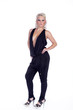 Junge blonde Frau im schwarzem Overall