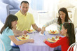 Famille à table
