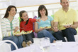 Famille - Repas devant la télévision