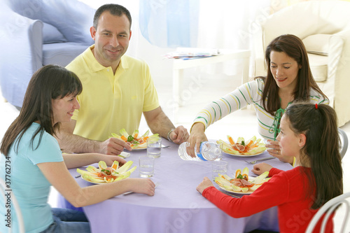 Photo: Famille à table Famille à table