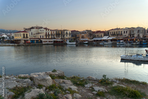 Foto: Sunset over the Venetian Harbour at Rethymno Crete Greece Sunset over the Venetian Harbour at Rethymno Crete Greece