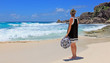 promeneuse sur plage