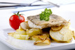 Schellfisch Filet auf einem Teller mit gegrillten Kartoffeln und