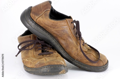 Foto: Paar ausgelatschte Halbschuhe Freisteller Paar ausgelatschte Halbschuhe Freisteller