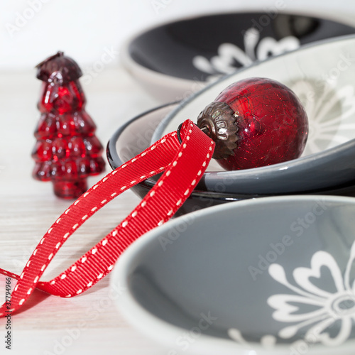 Photo: Porzellanschalen mit rotem Christbaumschmuck Porzellanschalen mit rotem Christbaumschmuck