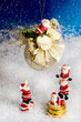 babbi natale con nevicata e palla di natale babbi natale con nevicata e palla di natale