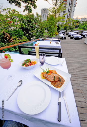 Foto: Table setting in outdoor restaurant Table setting in outdoor restaurant