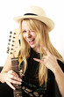 Frau mit Hut und Gitarre