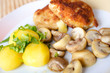 Hähnchenschnitte Cordon Bleu mit Salzkartoffeln und Champignons