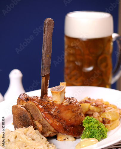 Foto: grilled knuckle of pork grilled knuckle of pork
