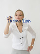 Femme écrivant "Formation" au tableau