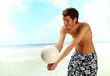 Mann spielt Volleyball