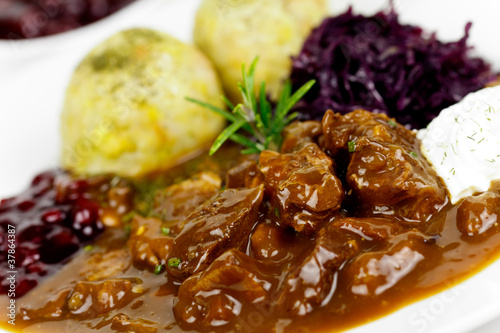 Photo: Reh - Ragout mit Knödel,Sahne,Rotkohl,Preiselbeeren Reh - Ragout mit Knödel,Sahne,Rotkohl,Preiselbeeren