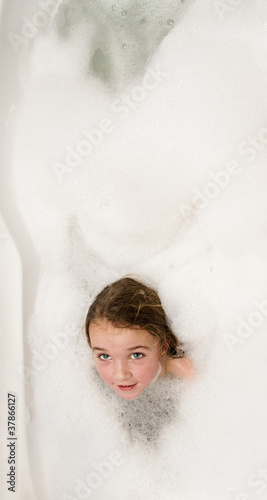 Foto: Little girl in soap foam Little girl in soap foam