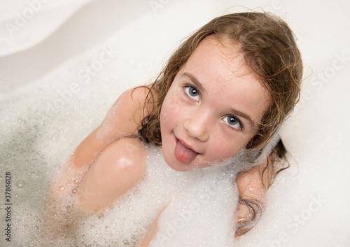 Foto: Little girl in soap foam Little girl in soap foam