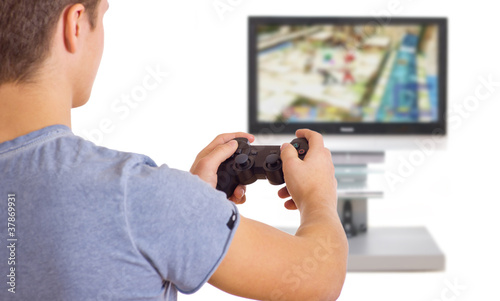 Foto: junger Erwachsener spielt Computerspiel junger Erwachsener spielt Computerspiel