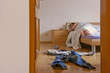 Mann allein in der Wohnung