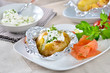 Heisse Ofenkartoffel mit Kräuterquark und Räucherlachs