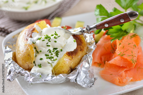 Photo: Ofenkartoffel mit Kräuterquark und Lachs Ofenkartoffel mit Kräuterquark und Lachs