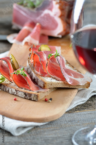 Foto: Beim Törggelen in Südtirol mit Wein und Speck Beim Törggelen in Südtirol mit Wein und Speck