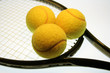 raquette et balles de tennis raquette et balles de tennis