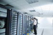 Foto: young it engeneer in datacenter server room young it engeneer in datacenter server room