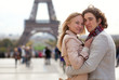 Foto: Romantic couple in Paris by the Eiffel Tower Romantic couple in Paris by the Eiffel Tower