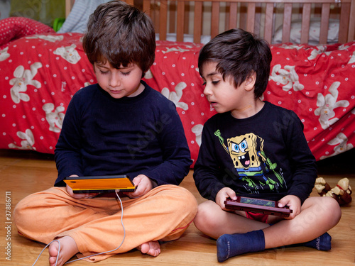 Photo: bambin che giocano con i videogiochi bambin che giocano con i videogiochi
