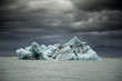 Iceberg et ciel orageux Iceberg et ciel orageux