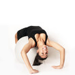 Frau mit Gymnastikball