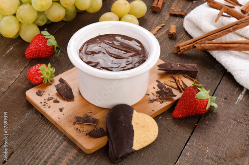 Photo: Fonduta di cioccolato , frutta e biscotto Fonduta di cioccolato , frutta e biscotto