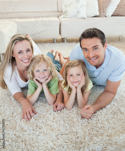 Foto: Happy family on the floor Happy family on the floor