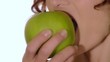Video: donna e mela verde donna e mela verde