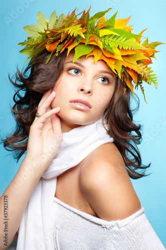 Foto: girl in autumn garland girl in autumn garland