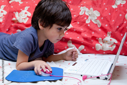 Foto: bambino che usa il computer bambino che usa il computer