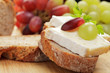 Krustenbrot mit Brie und Trauben