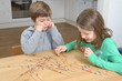 Kinder spielen Mikado