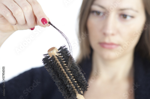 Photo: Frau bemerkt Haarausfall Frau bemerkt Haarausfall