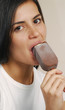 Joven mujer comiendo helado de chocolate. Joven mujer comiendo helado de chocolate.