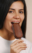 Joven mujer comiendo helado de chocolate. Joven mujer comiendo helado de chocolate.