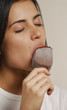 Joven mujer comiendo helado de chocolate. Joven mujer comiendo helado de chocolate.
